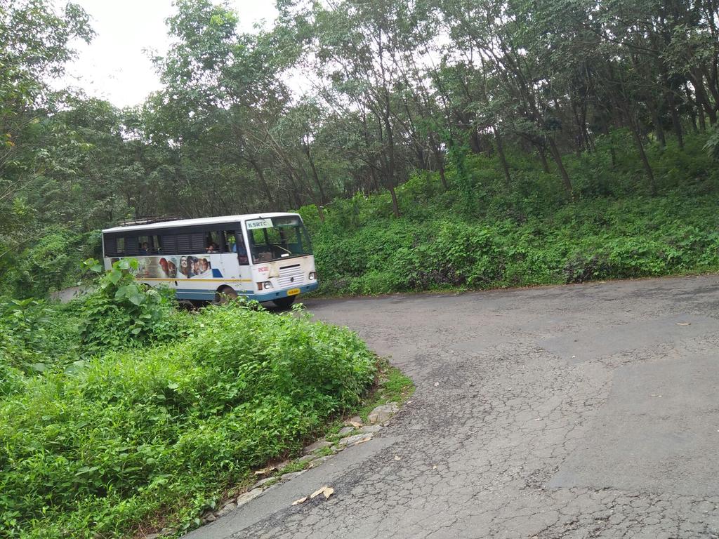 malayora's tweet photo. RNC 992 THOTTUMUKKAM-KOZHIKODE BUS @ Thottumukkam-Fathima Estate Road https://t.co/XNq9Pb33q7