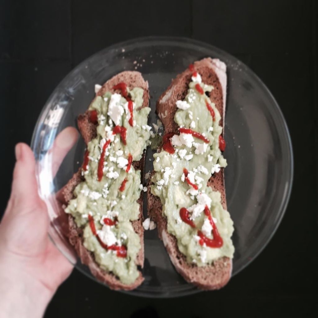 alicemarybarnes's tweet photo. Avo + Feta + Sriracha. #sorrynotsorry #messyplate #MeatFreeMonday https://t.co/2UF2A1lt2E https://t.co/s19t4JQVMu