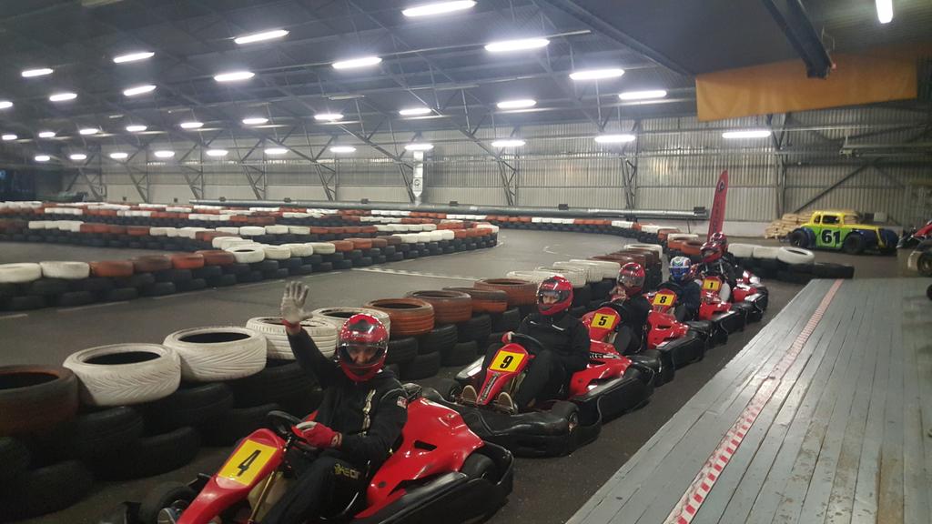 Lauvu treneri atpusas braucot ar kartingiem.