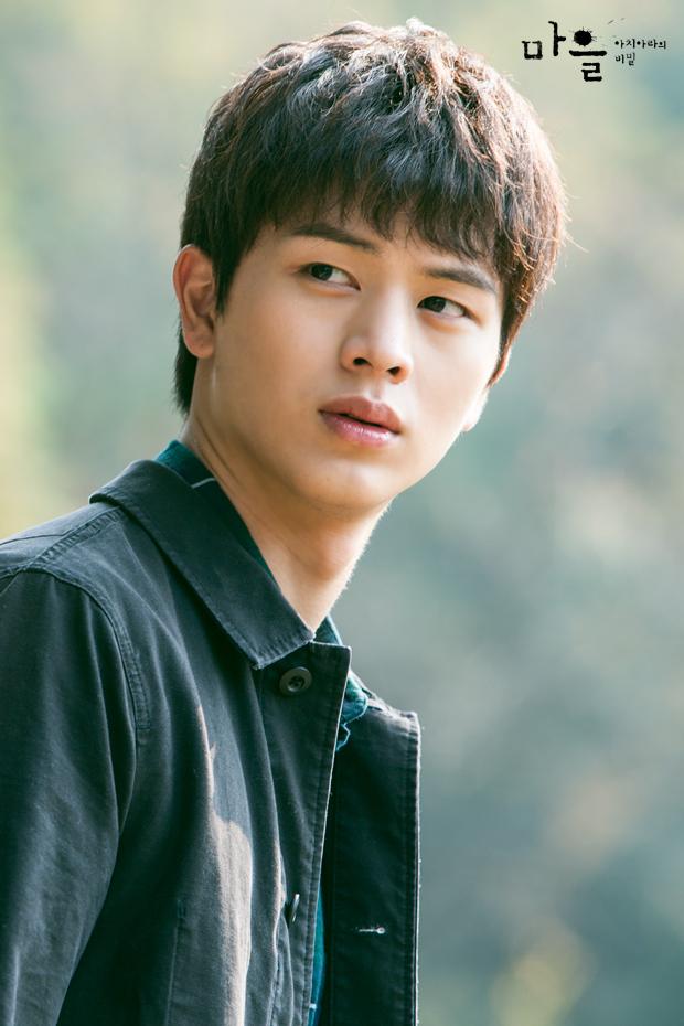 TheDramaKorea's tweet photo. Si Sungjae selalu pake seragam polisi. Sekalinya gak pake, berasa liat Gong Tae Kwang edisi anak kuliahan. https://t.co/OxhpykGEgQ