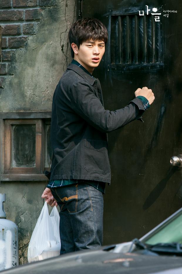 TheDramaKorea's tweet photo. Si Sungjae selalu pake seragam polisi. Sekalinya gak pake, berasa liat Gong Tae Kwang edisi anak kuliahan. https://t.co/OxhpykGEgQ