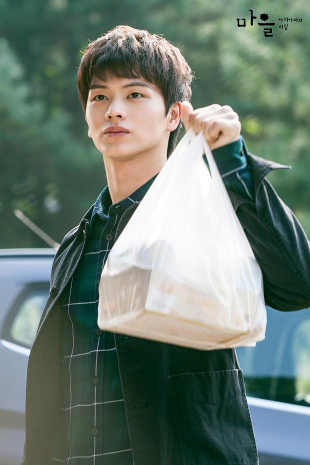TheDramaKorea's tweet photo. Si Sungjae selalu pake seragam polisi. Sekalinya gak pake, berasa liat Gong Tae Kwang edisi anak kuliahan. https://t.co/OxhpykGEgQ