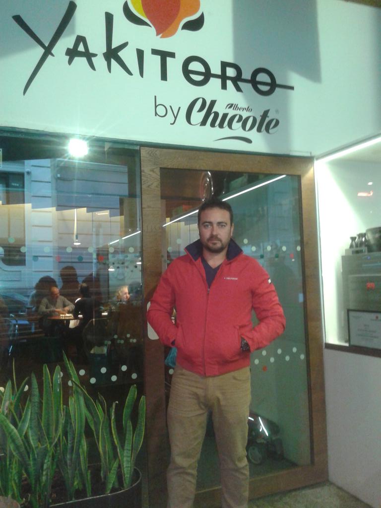 turbocerrillo's tweet photo. @albertochicote  comiendo en el restaurante yakitoro de @albertochicote https://t.co/tKojHnuF3c