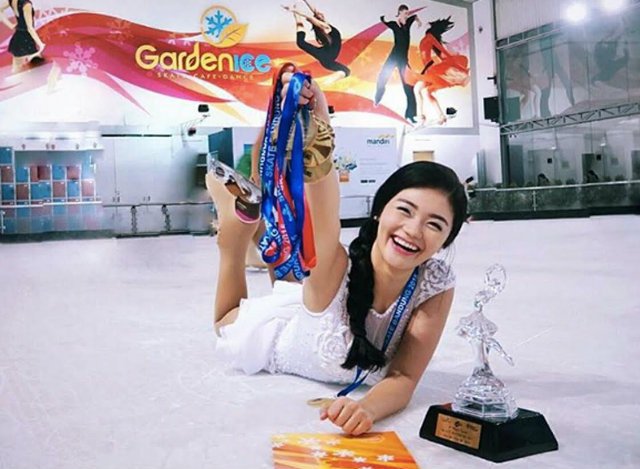 rapplerdotcom's tweet photo. 4 golds! Congratulations!
Filipina figure skater wins 4 gold medals in Indonesia https://t.co/bkA0DnSuvZ https://t.co/96RqZSBBmu