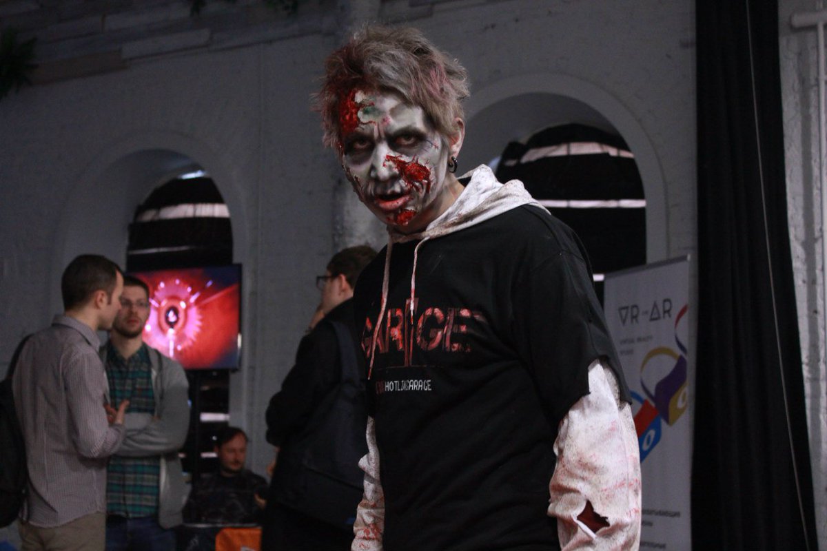 ThrillaBit's tweet photo. Real zombie on our game presentation! #hotlinegarage #garagegame #indiedev #gamedev #thrillabit #garage https://t.co/dsLpXvdZRK