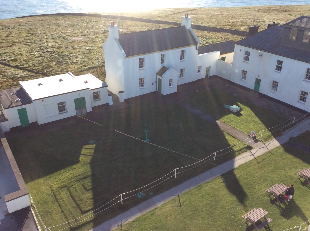 BCSeaAdventures's tweet photo. November blue sky over one of our @gtlighthouses cousins Loop Head Lighthouse @LoopHeadTourism https://t.co/7ncjTrphqt