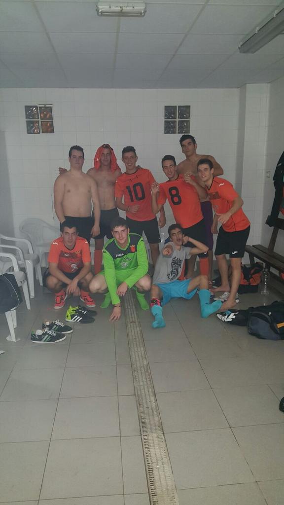 SalaAzuara's tweet photo. Rugio la Bombonera y ganó el el Sala Azuara!! Nos colocamos segundos... Sala Azuara 5-4 El katre #Auuuun💪🍊 https://t.co/qzSfwPE3cS