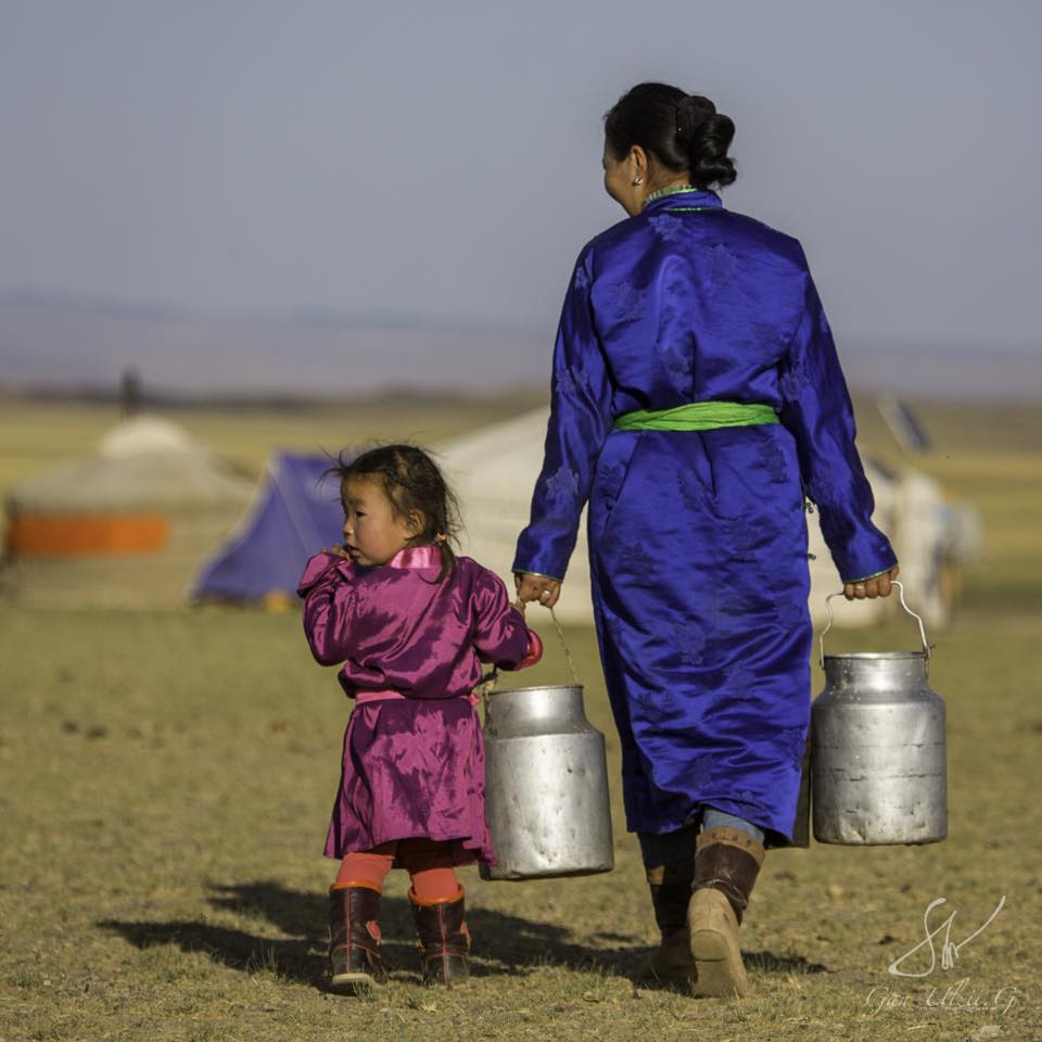 Энэ орчлонгоор дүүрэн Ээж ээ гэж хашгирвал
Ижий минь л ганцхан миний дууг танина байх даа...