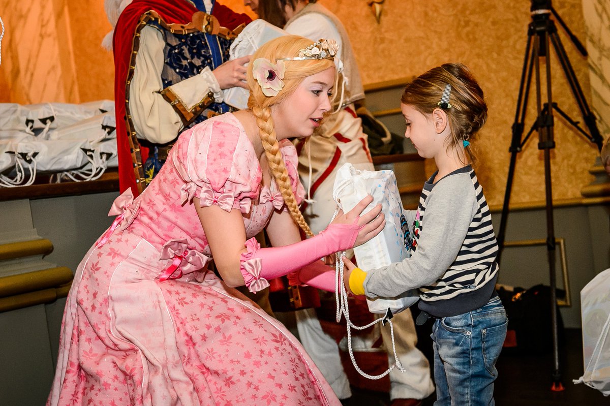 radioveronica's tweet photo. @Baggit Bedankt voor het verzorgen van de goodiebags tijdens de #Veroniklaas kick-off gisteren in de @Efteling! https://t.co/Zltzejw1P6