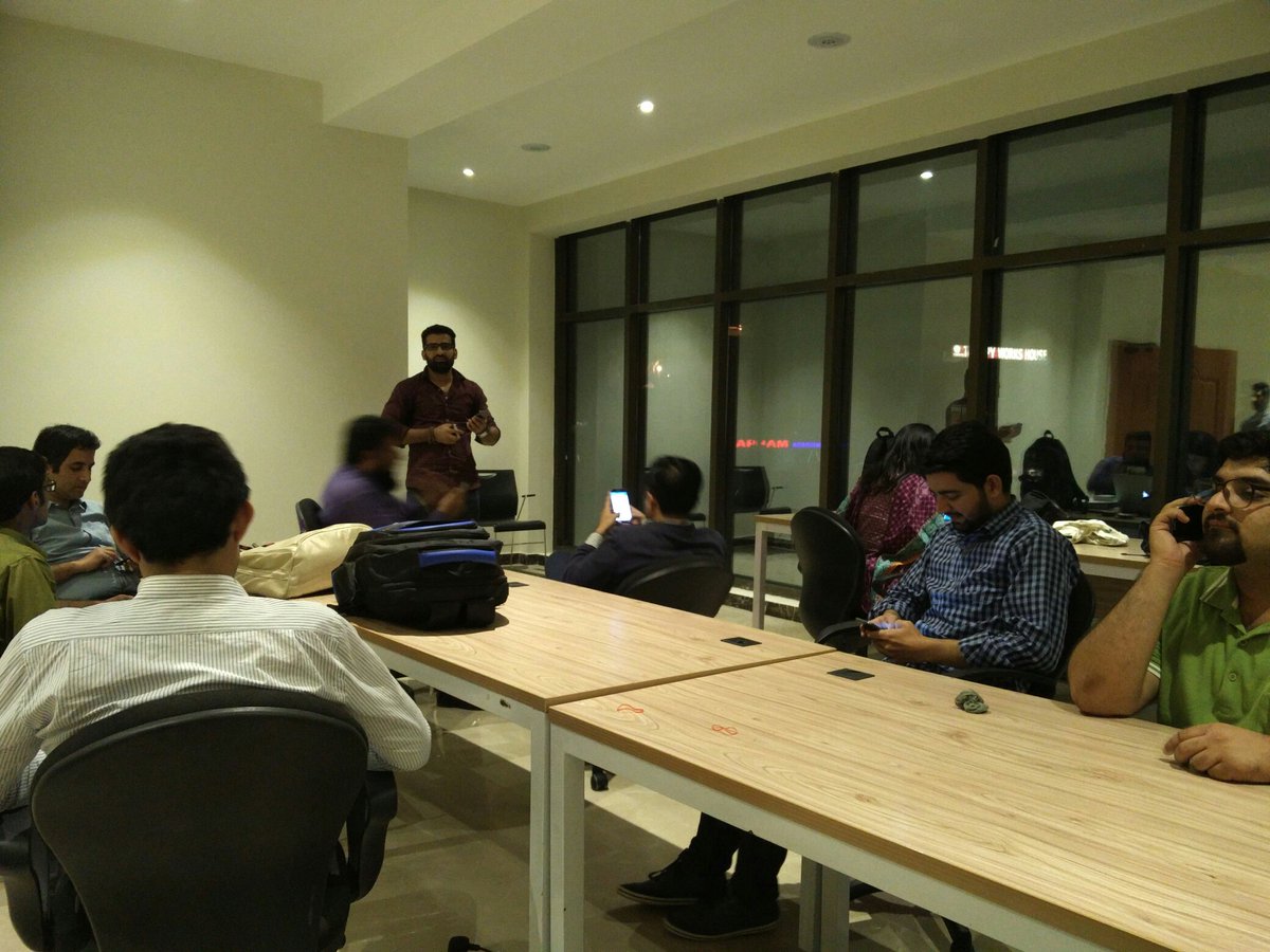 harisn's tweet photo. And the meetup just started! #slidepak https://t.co/Aoqi2CgtGx