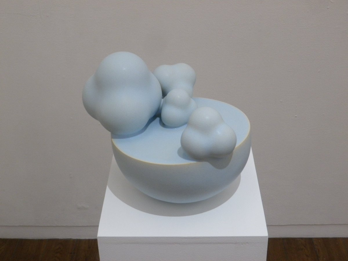 小吹隆文 ギャラリー白3の 須浜智子展 陶芸 やわらかな幾何学形態のフォルムと淡青色が特徴 今回の作品は球体を基本とした造形で 一部の作品には皮をペロンとむくような表現が見られる T Co 2xkhy74w T Co A3360qdcde 小吹隆文 ギャラリー白3の 須浜智子展 陶芸 やわらかな幾何学形態のフォルムと淡青色が特徴 今回の作品は球体を基本とした造形で 一部の作品には皮をペロンとむくような表現が見られる T Co 2xkhy74w T Co A3360qdcde