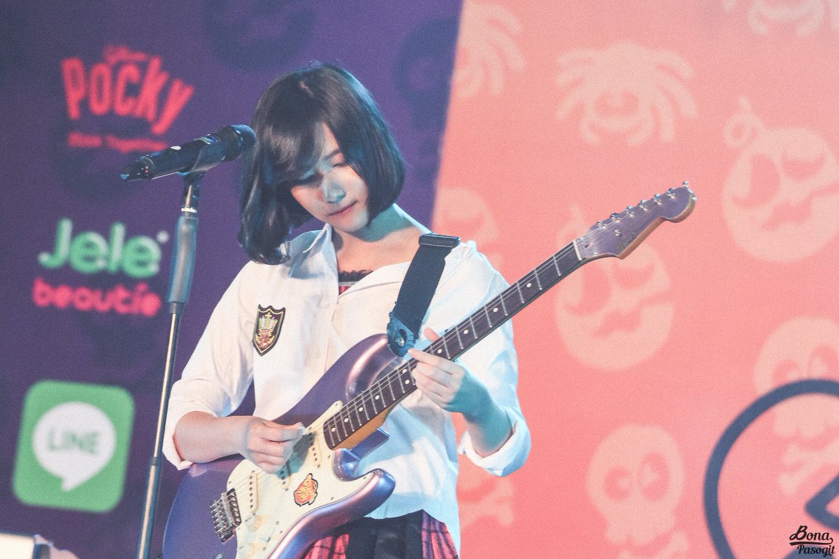 BonaPasogit_'s tweet photo. Jago banget main gitarnya neng, Lanjutkan!!! [@dhikeJKT48] at #JKT48HalloweenHSF https://t.co/HD44of69fr