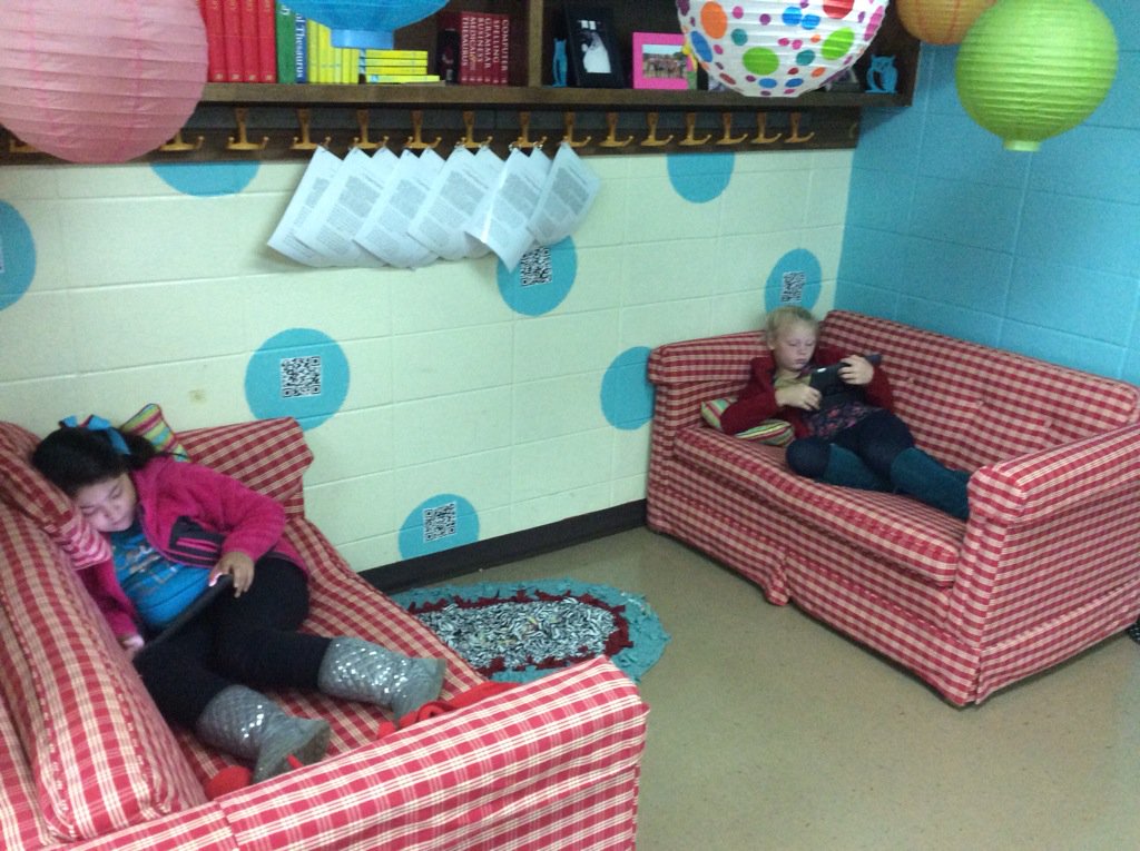 Roperville's tweet photo. 4th graders reading non fiction with @myONreader then telling which non fiction text feature their book had 📚 https://t.co/rhsOmF8Lw1