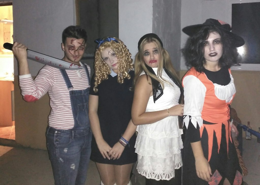 ElenaLNieves's tweet photo. 🎃🎃 Chucky , muñeca de porcelana rota , niña de comunión zombie y bruja 🎃🎃 #Halloween  @zapeandola6 #zapeando485 https://t.co/rgTzXqOqgu