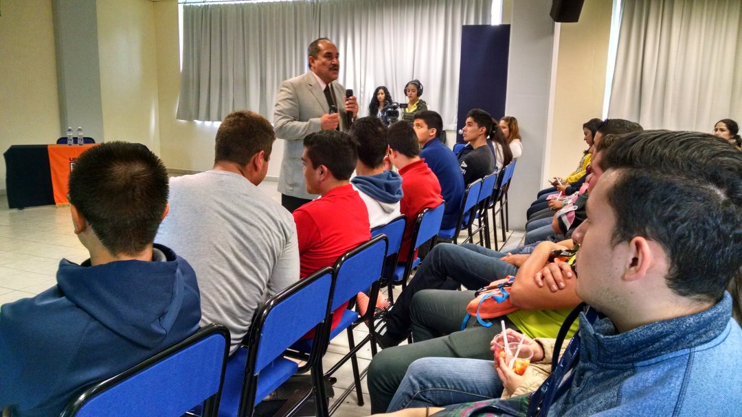 Conferencia magistral "Hábitos de la juventud que propician el cáncer" por el Dr. Faustino Almaraz