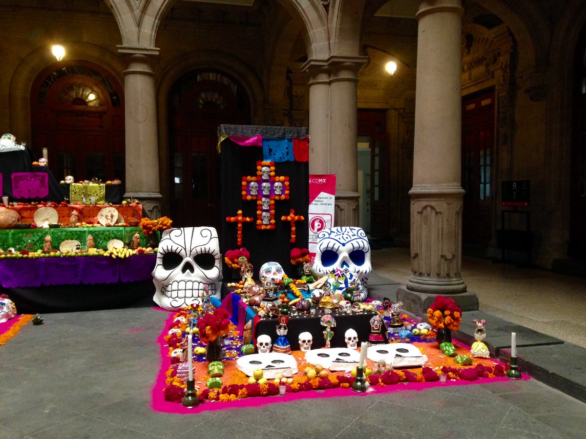 ManceraMiguelMX's tweet photo. En @GobiernoDF celebramos con orgullo nuestras tradiciones, aquí unas imágenes de nuestra ofrenda #DíaDeMuertos #mm https://t.co/qize7q2dTo