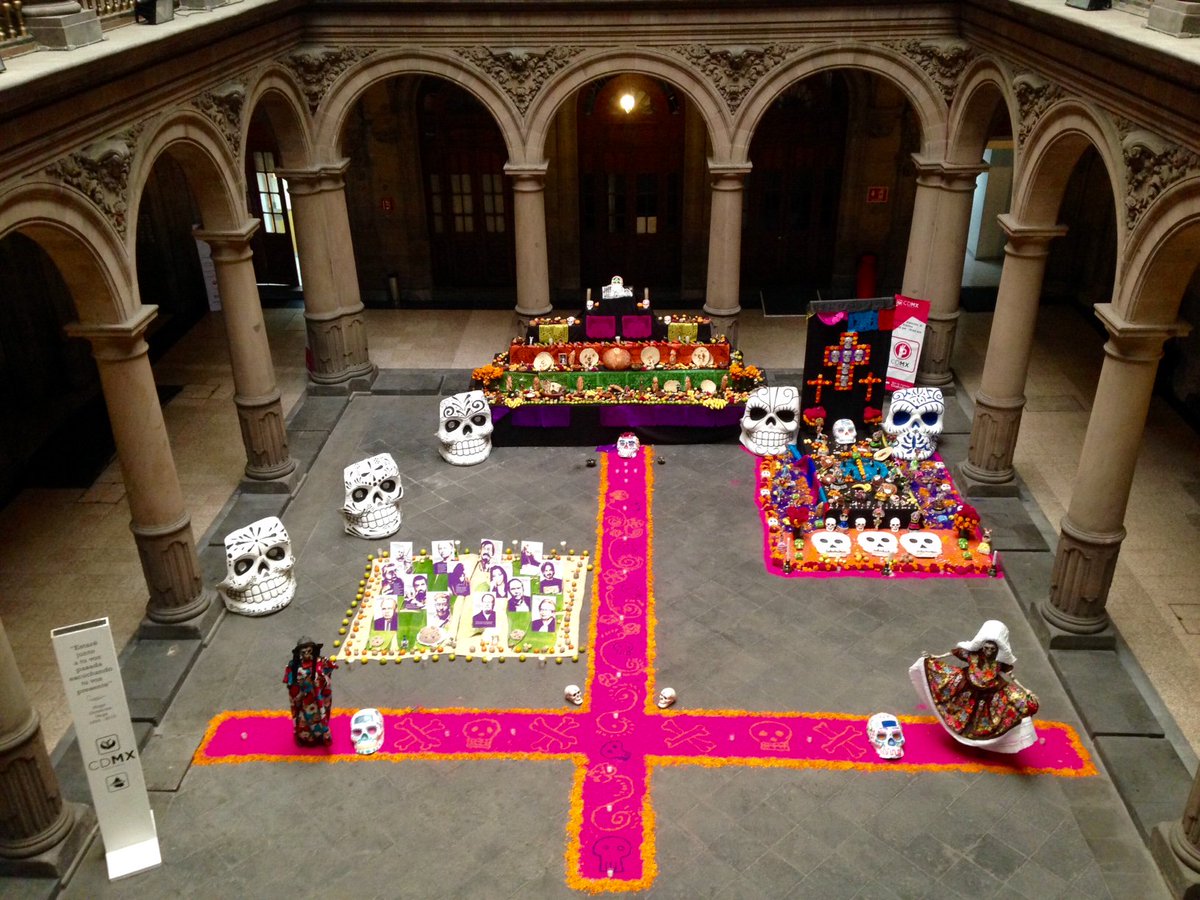 ManceraMiguelMX's tweet photo. En @GobiernoDF celebramos con orgullo nuestras tradiciones, aquí unas imágenes de nuestra ofrenda #DíaDeMuertos #mm https://t.co/qize7q2dTo