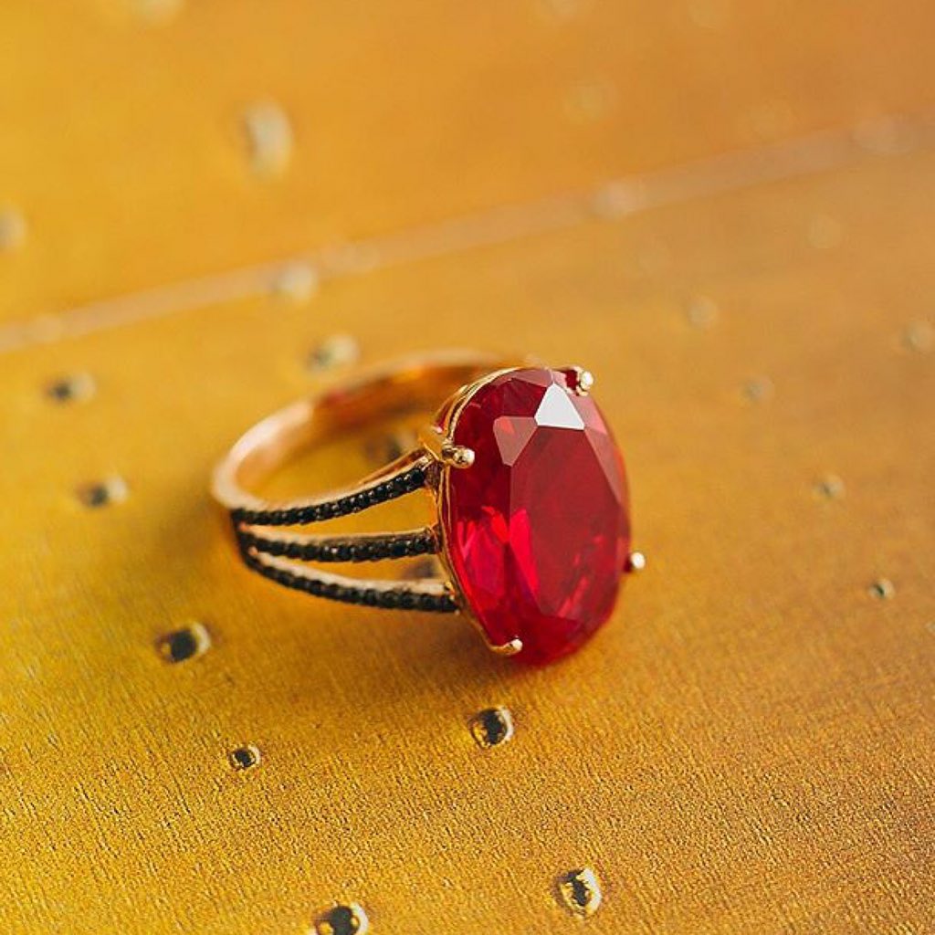 TheGalleriaAE's tweet photo. Royal red fit for a queen 👑
18K gold ring with precious stones from @sheen_ae available exclusively at @sauce_rocks https://t.co/Gy59K30fDd