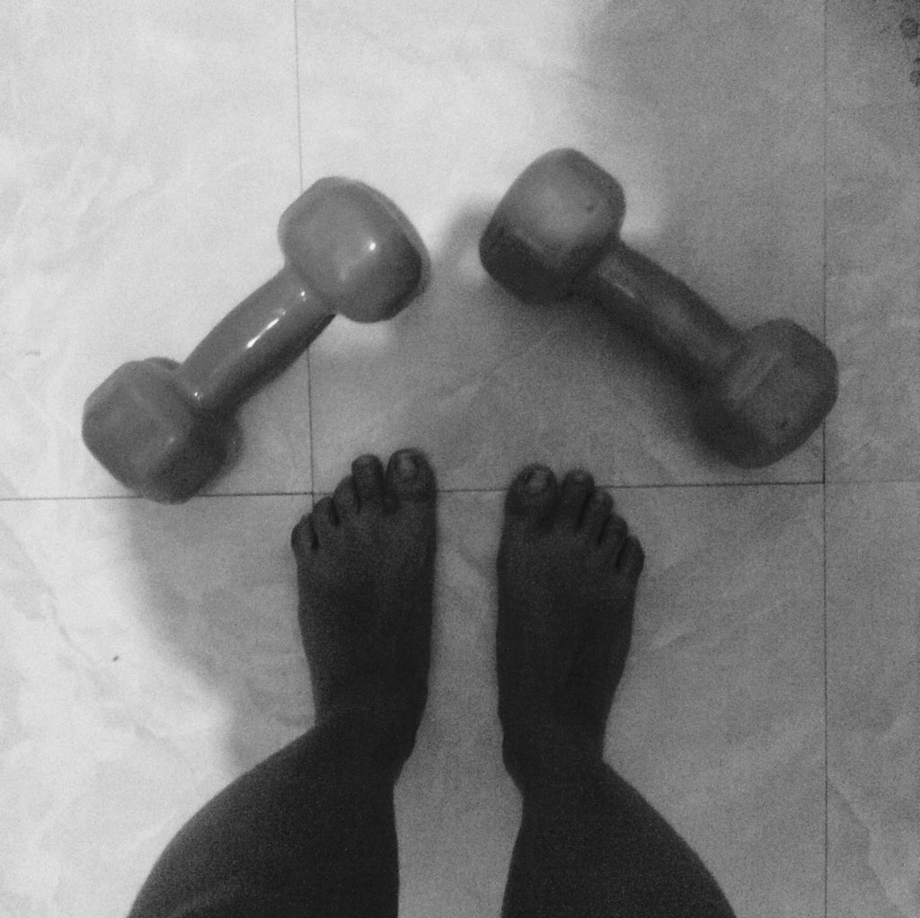 JanelleLadonga's tweet photo. Done with my 50 sit ups, 50 squats and 40 of this. #dumbbells #trynabefit #uglyfeet https://t.co/WSF9eSydaf