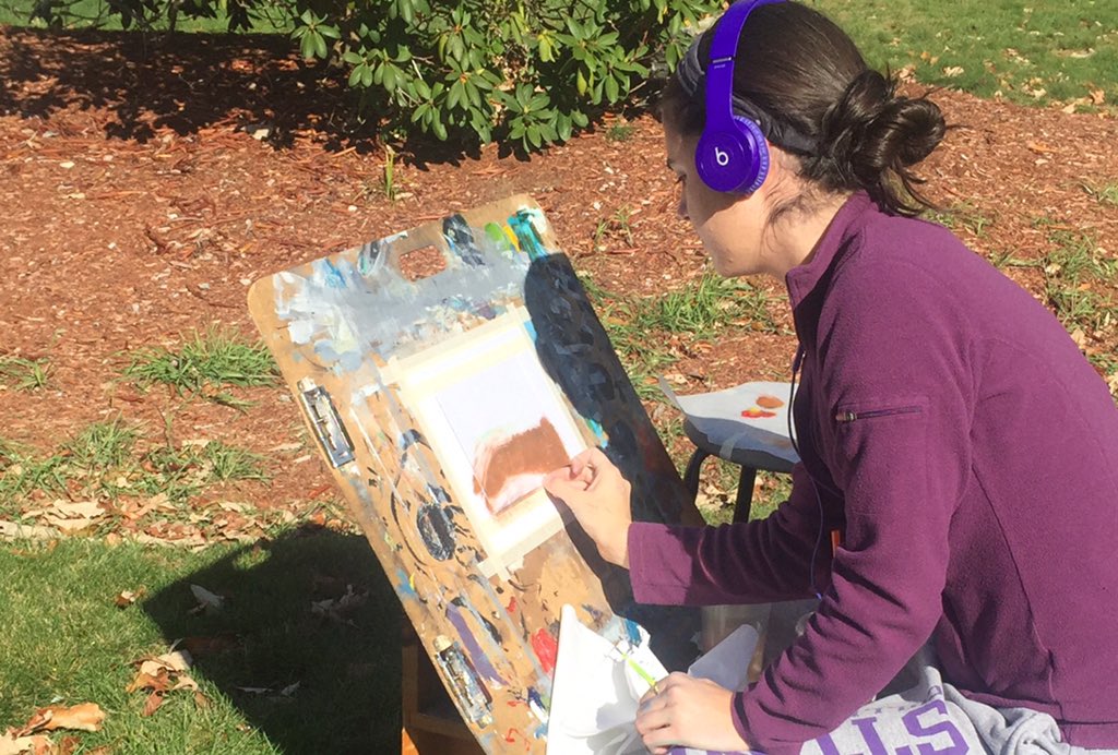 jearlenalism's tweet photo. Stonehill students taking advantage of the beautiful day, bringing their artwork outside! @MaureenEBoyle1 https://t.co/9jpSVjQtsZ