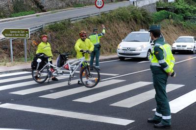 Si vas en #bicicleta respeta las normas y en los pasos de cebra cruza a pie
Da ejemplo de buen #conductor