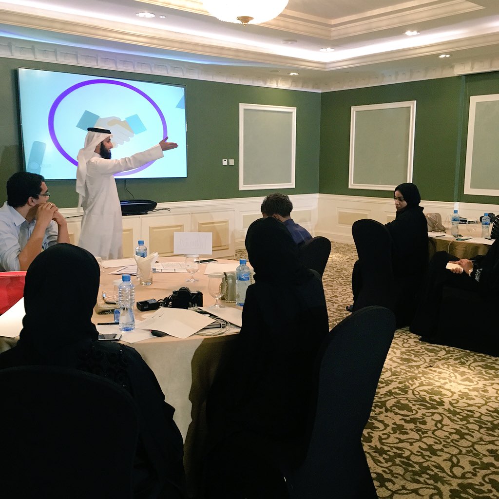 TomohQatar's tweet photo. المبدع عبدالله البوعينين يقدم ورشة تحفيزية، يراجع فيها أهم ماوصلت إليه فرق #سيار المتنافسة بعد أسبوعين من العمل #قطر https://t.co/WIgGDpuMLc