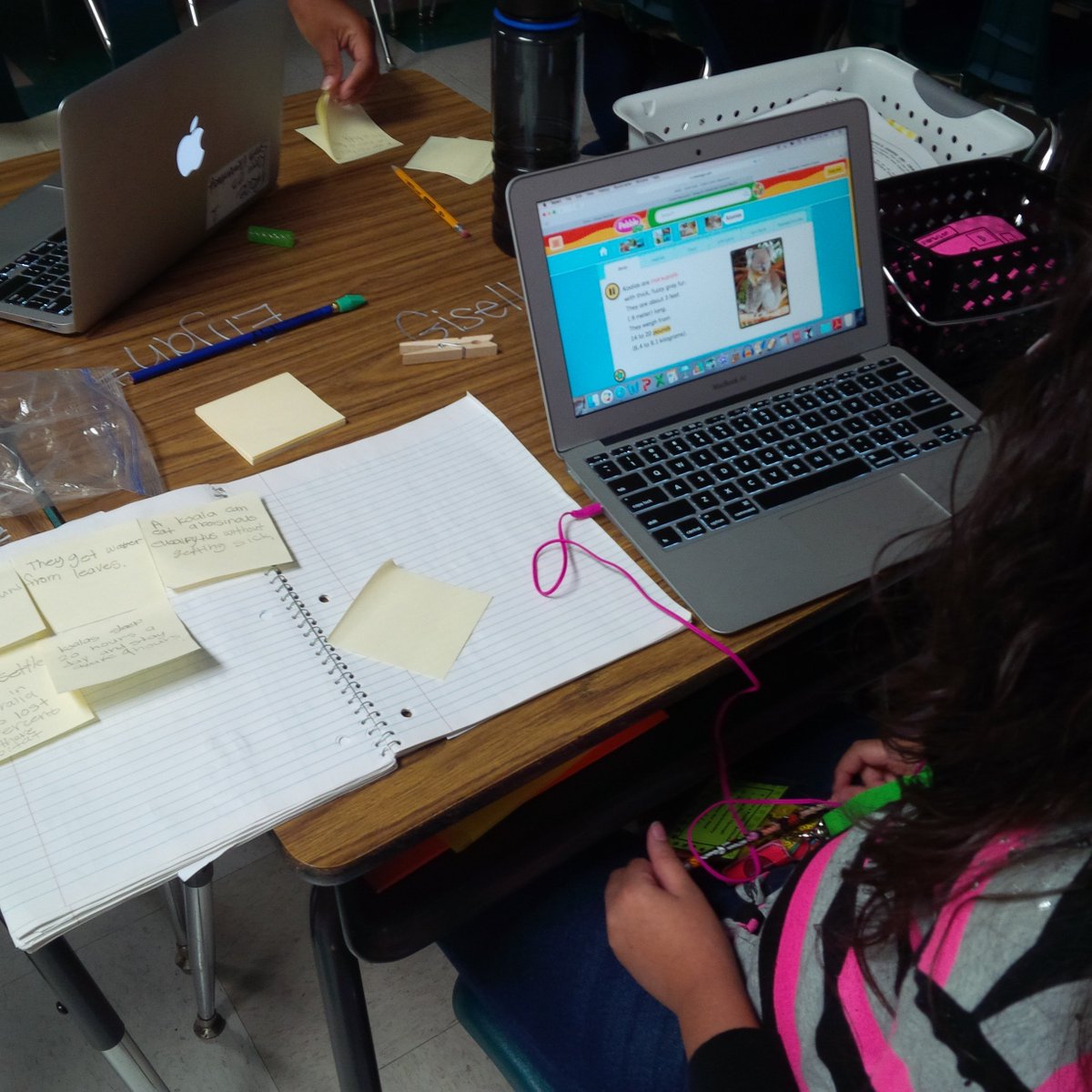 MsPricesClass's tweet photo. Merging our #Thinking and #New_Learning with #Post_It_Notes #SmithPod3 #engagement #lead4ward https://t.co/RQzP3TJXEc