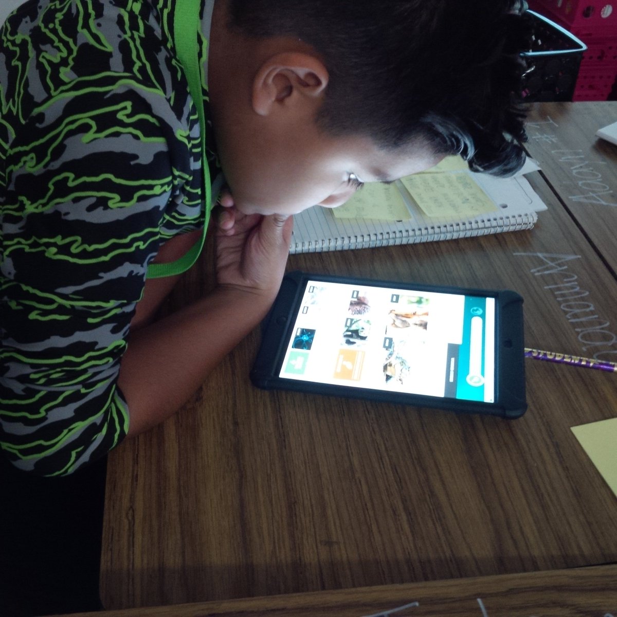 MsPricesClass's tweet photo. Merging our #Thinking and #New_Learning with #Post_It_Notes #SmithPod3 #engagement #lead4ward https://t.co/RQzP3TJXEc