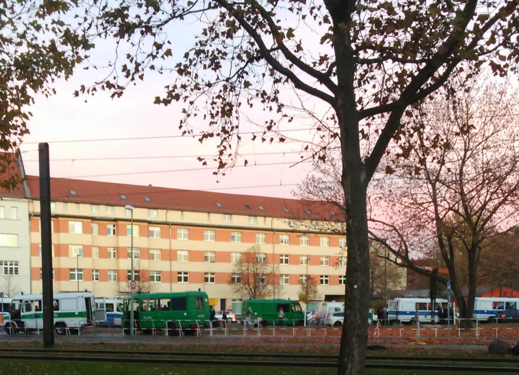AntifaTreptow's tweet photo. Vom S Bahnhof bis zur Flüchtlingsunterkunft alles voller Gitter und Polizei. Kontrollposten errichtet. #jothal https://t.co/i37huFkfLd