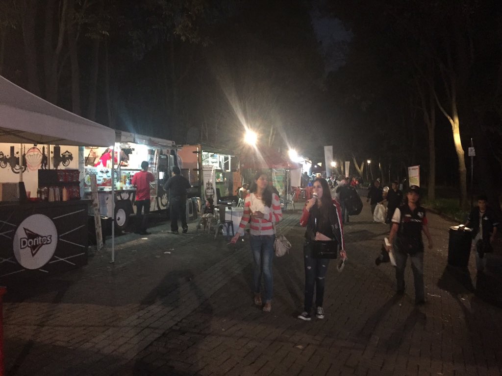 FoodtrucksDF's tweet photo. la noche seguía la #zonadefoodtrucks en el #F1FanZoneCDMX #GranPremioDeMexico Gran #evento ! Salu2 @F1FanZoneMexico https://t.co/02cuXNJ1bS