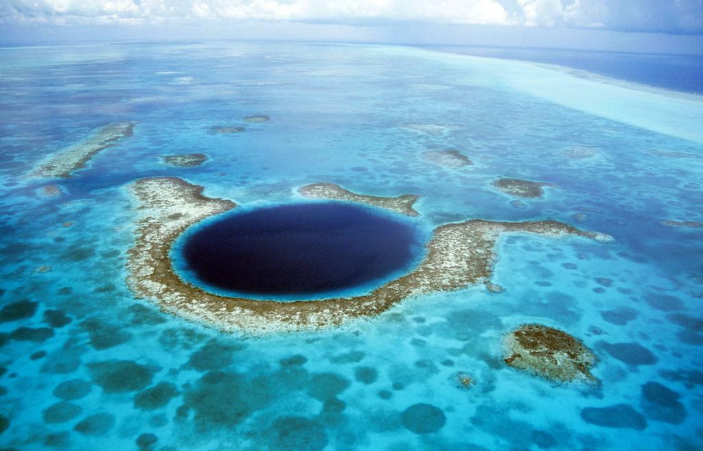 Miryam_Ramos's tweet photo. Qué os parecería bucear aquí??? Gran Agujero Azul de Belice #EECLaunch #OUTIFY https://t.co/rLKnIouDx3