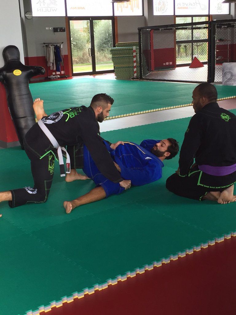 eduboneco12's tweet photo. #passagemdeguarda #guardeiro #jiujitsucompetition #mmafighter #bjjlife #eduardobigfoot #respeito #companheirismo https://t.co/QgaAi7a2t5
