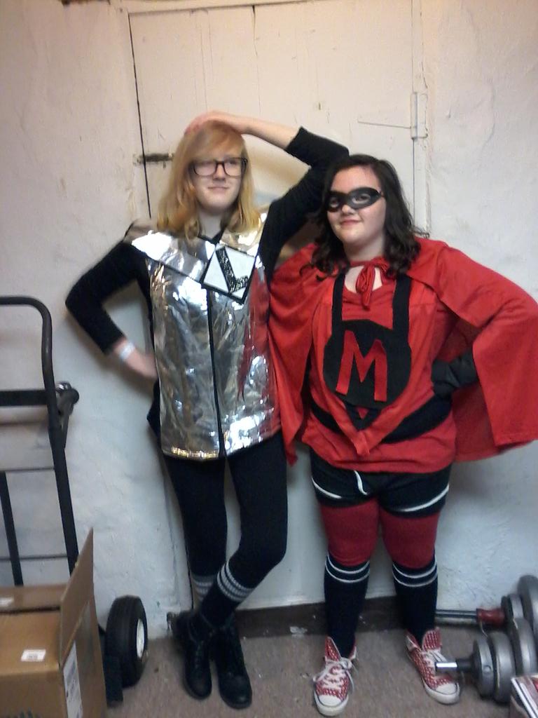 best1DMOM_ever's tweet photo. @louislady43 @5SOS I like them !! This is my daughter & her friend @Luke5SOS #DrFluke @Michael5SOS Mike-Ro-Wave https://t.co/sJyI55Tl1l