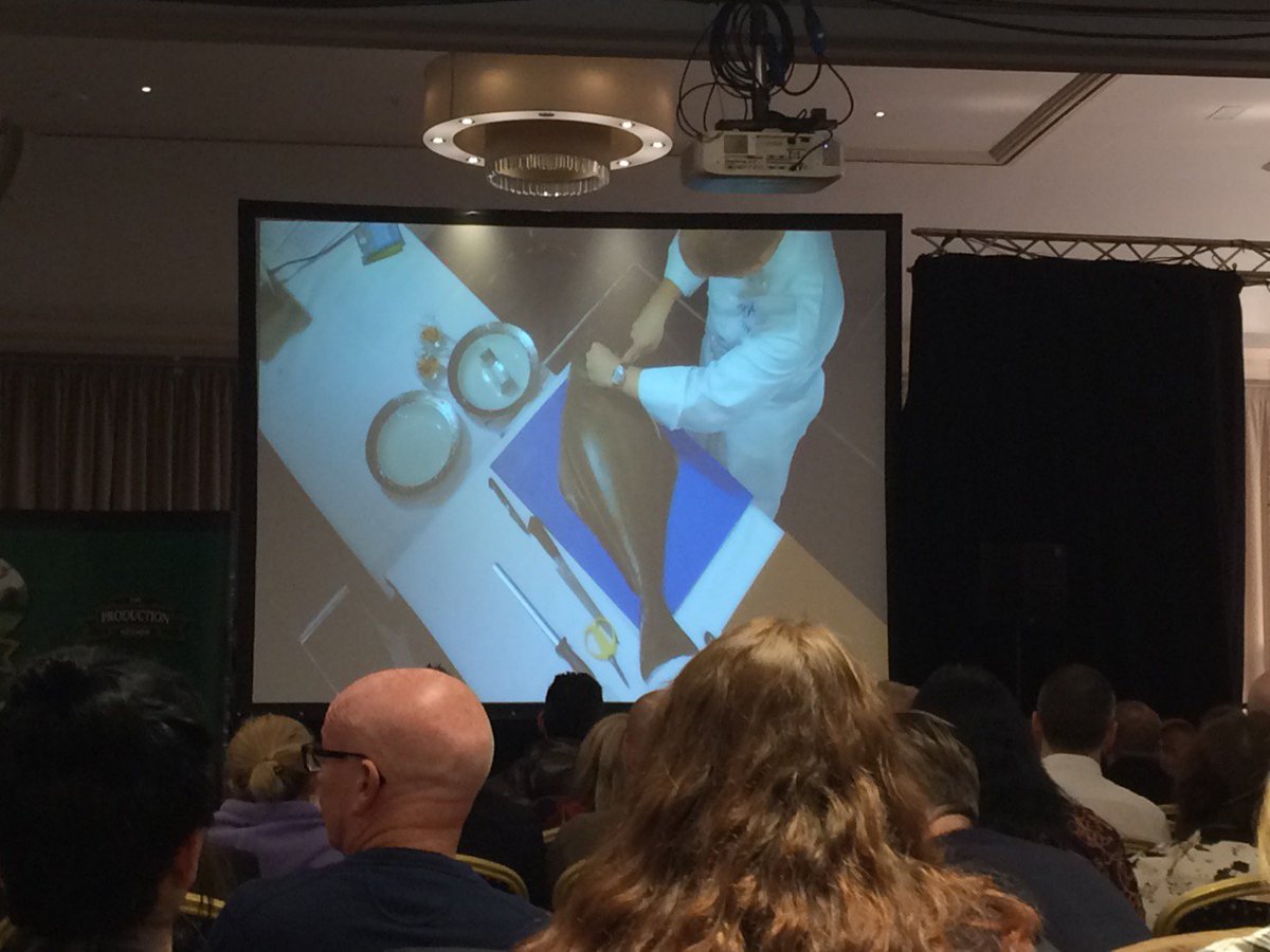 chefschefuk's tweet image. last demo @ChefsConference just beginning, amazing day #chefconference #pinktieguy