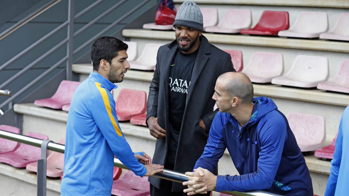 FCBarcelona's tweet photo. [PHOTOS] Barça basketball players Samuels and Arroyo at the football training session https://t.co/knAzCDmAfs https://t.co/9md237WzDX