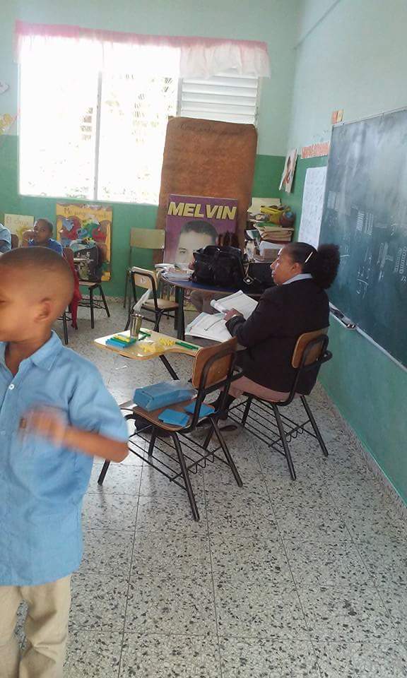 MariluzFerminA's tweet photo. #AntesLosMaestrosEstabanParaEducar  inculcar valores ahora en las aulas estan politiquiando con poster de candidato https://t.co/OOTTlXO1q6