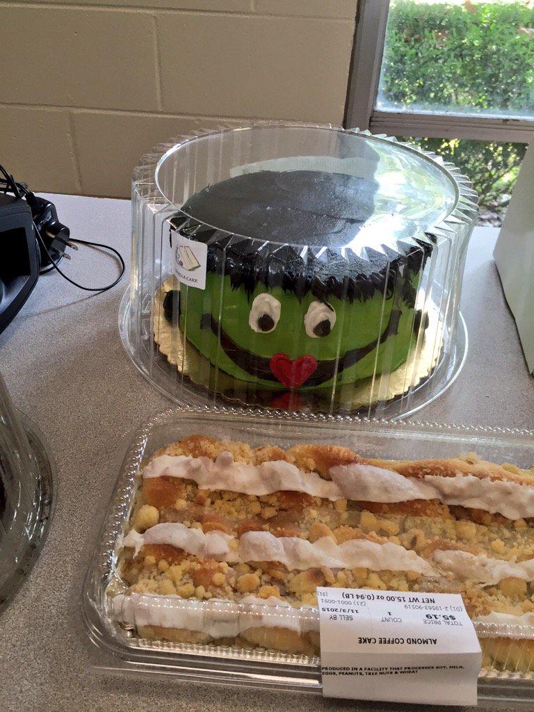 OakHallSpanish's tweet photo. Come to the cake walk!!🎂🍰 #DayOfTheDead https://t.co/63rTSHx2Ov