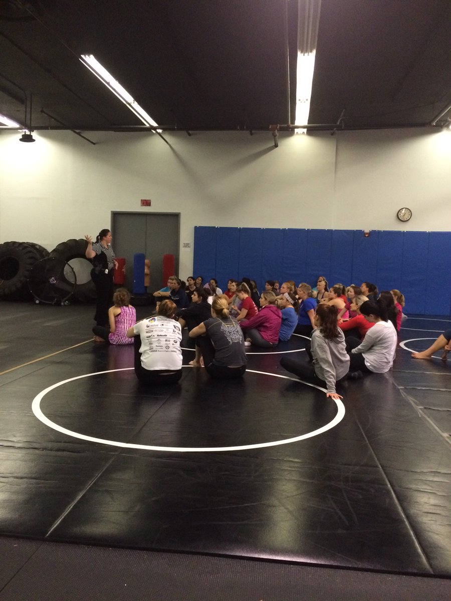 ArlingtonVaPD's tweet photo. ACPD participated in 2 @NOVAMMA free self-defense seminars.Officers presented info on personal safety &amp; crime stats. https://t.co/JfKggwbiM6