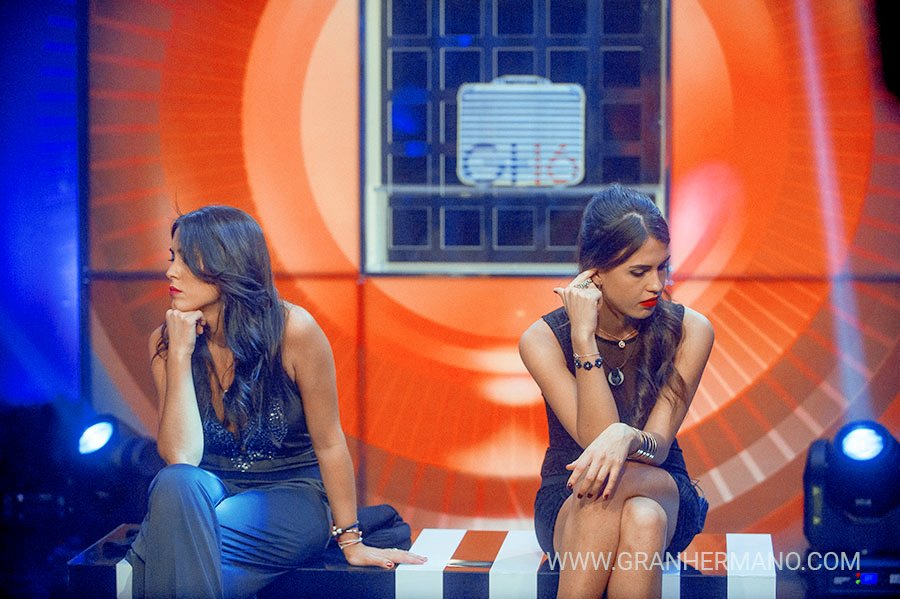 _FotoFamosos's tweet photo. Raquel y Sofia en la sala de expulsión https://t.co/XphxoSFguw