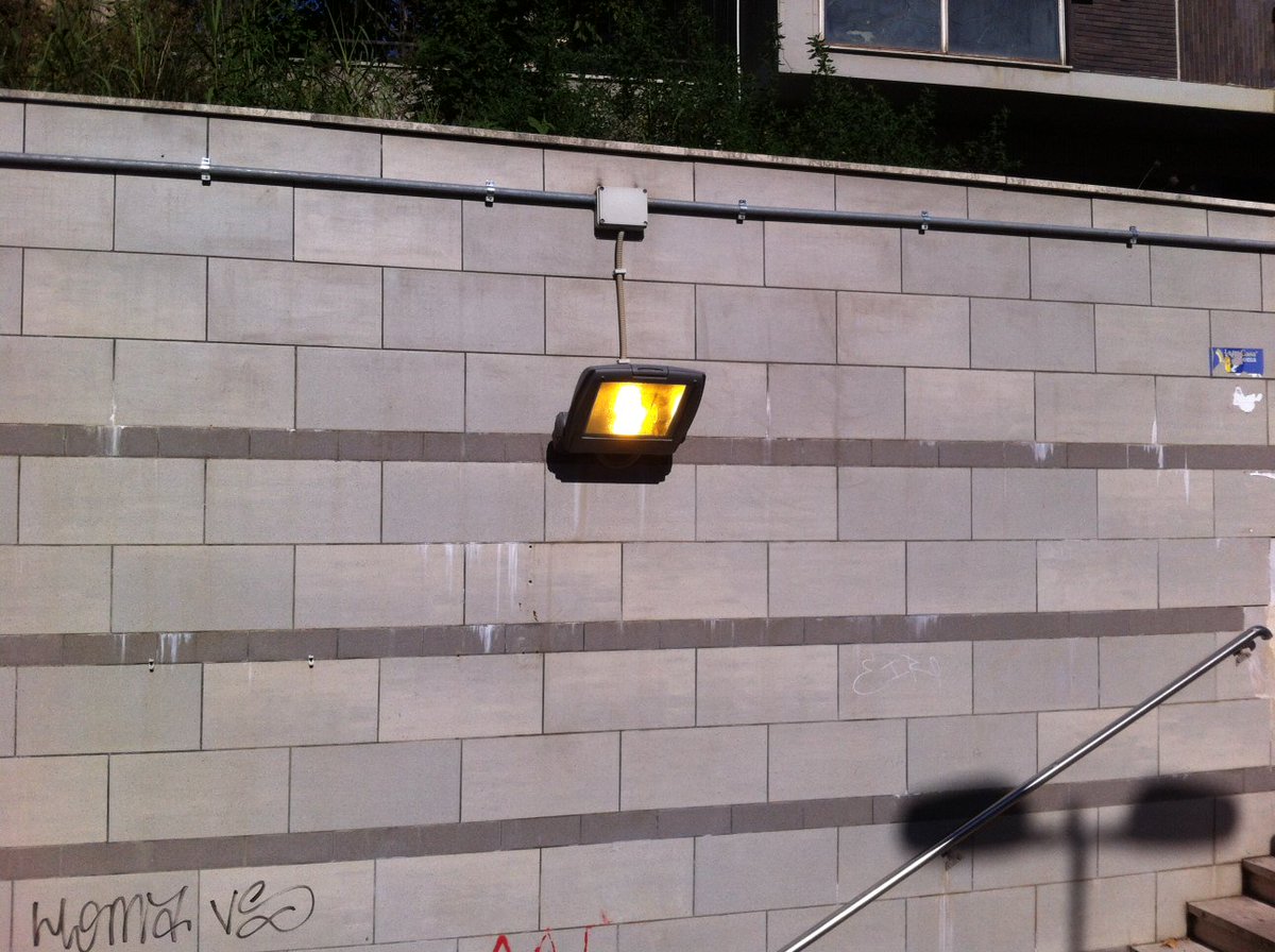 assxroma's tweet photo. Via Papiniano, parco lineare Balduina:fari accesi h24,quadro elettrico incustodito,pericolo per bimbi.Chi controlla? https://t.co/ywswvCY4yS