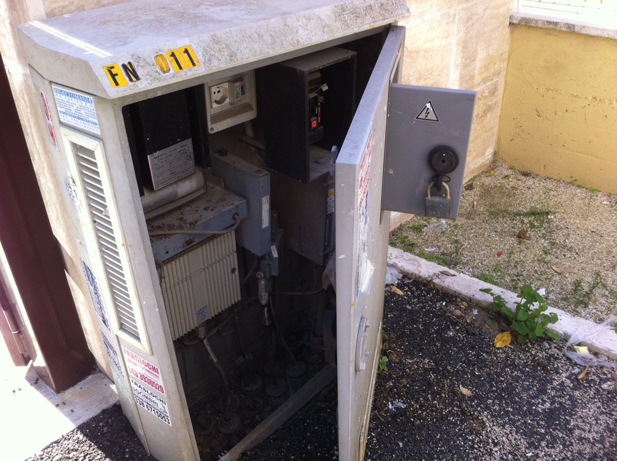 assxroma's tweet photo. Via Papiniano, parco lineare Balduina:fari accesi h24,quadro elettrico incustodito,pericolo per bimbi.Chi controlla? https://t.co/ywswvCY4yS