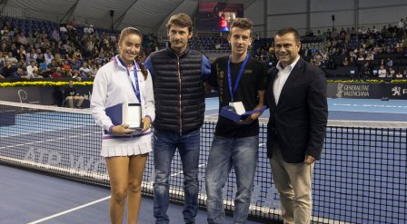 OpenPromesas's tweet photo. Entre 500 niños: Premio Deportividad a Marta Falceto y Alex Ferri. GRACIAS a @juankiferri Este es nuestro Legado!! https://t.co/zA6OYtgd0D