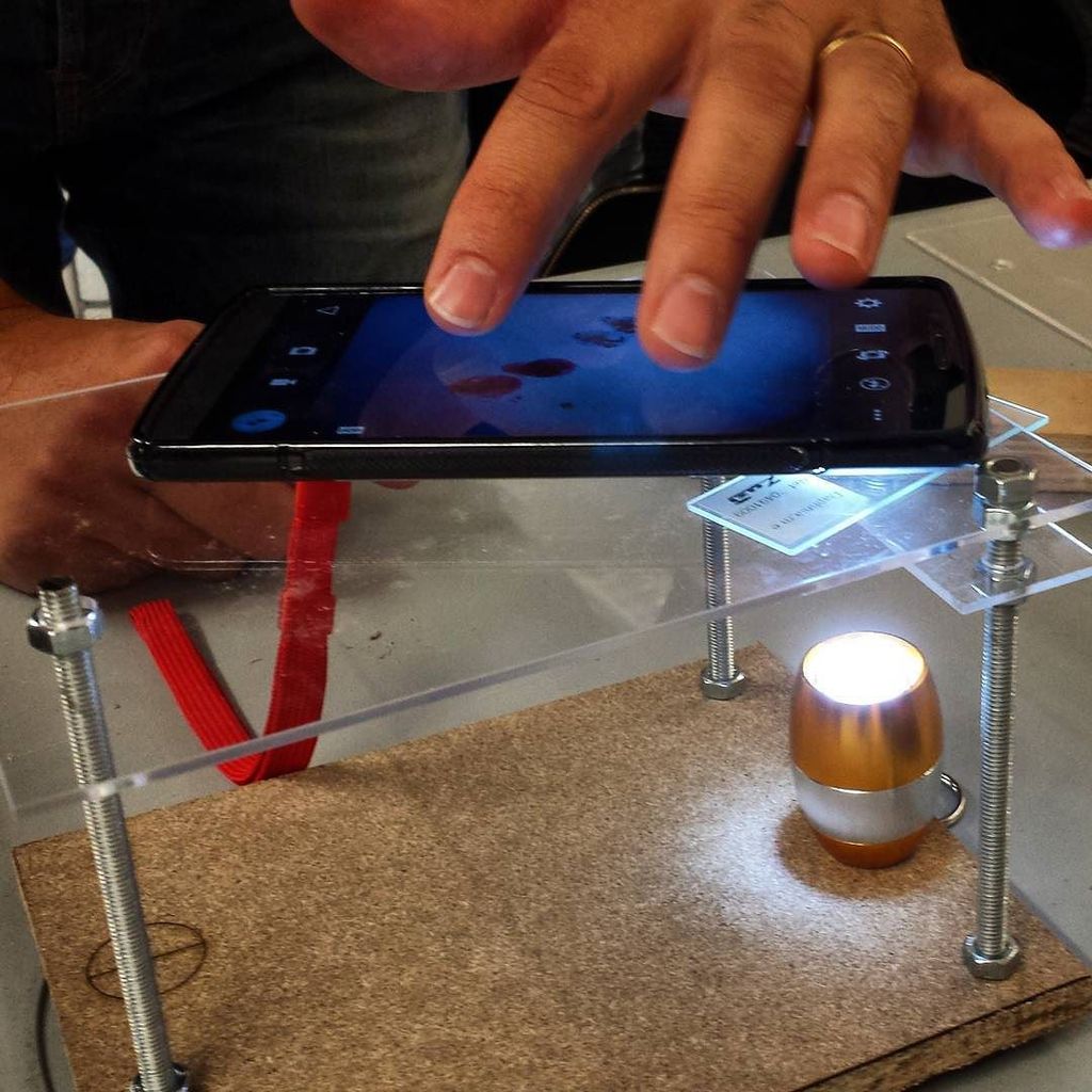 the_prbb's tweet photo. Durant el #openPRBB els visitants van crear #microscopis amb #smartphones i #DYIBioBcn https://t.co/ArHhT9YmNI