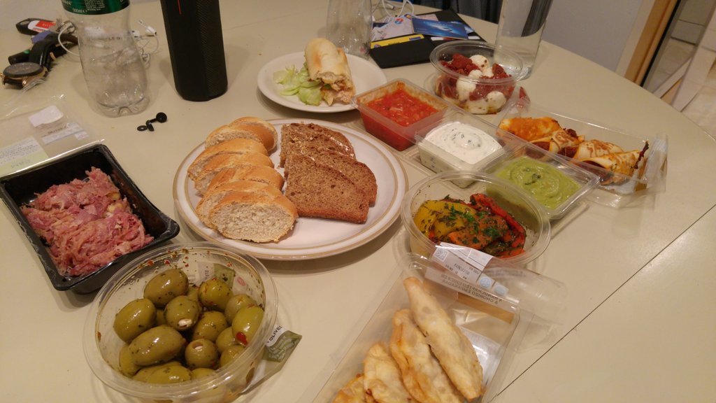 juuin_go's tweet image. Found a #M&amp;amp;S so we bought some #fingerfood to have something in our stomach b4 #pubcrawl 2nite! #websummit #startup