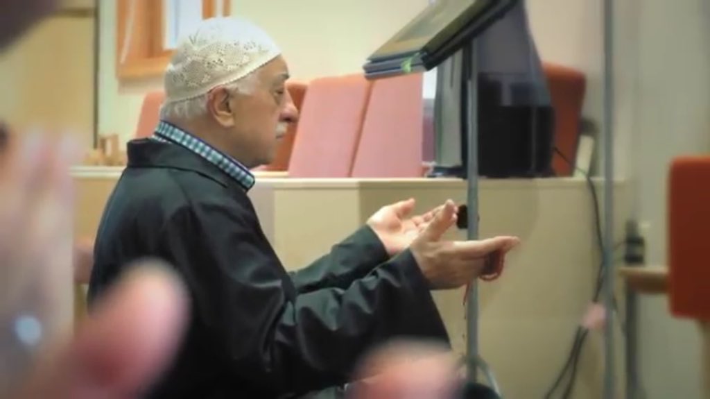 Hocaefendi: Bütün dünyayı size verseler, sevinmeyin; bütün dünya elinizden gitse, gamlanmayın! #MüminceDuruş