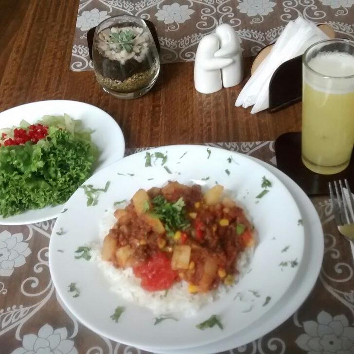 arvoledavegan's tweet photo. Les tinca el almuerzo de hoy? Tomaticán con arroz, ensalada y jugo <3 vengan vengan! #arvoleda #vegan #FelizLunes https://t.co/lgA0VFO2DA
