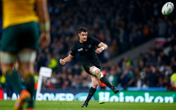 piersmorgan's tweet photo. So @DanCarter kicked that last #RWCFinal conversion with his RIGHT foot, because he'd never done that before. #GOAT https://t.co/GZohoGzpyt