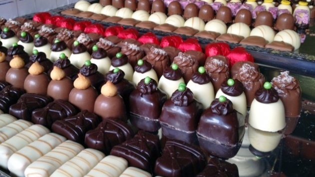 omroepzeeland's tweet photo. Nanny Jansen van Chocolate Lovers in #Middelbug maakt kans op vrijwilligersprijs. https://t.co/fbjDXm19ru https://t.co/lrK4hsRL9s
