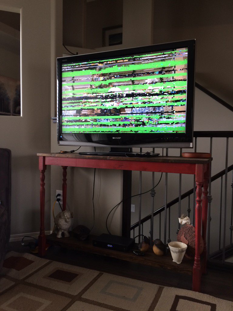 SHeryet's tweet photo. @Shawhelp box rebooted, every channel, box is new. This happens every other day https://t.co/YpuOgWX5rj
