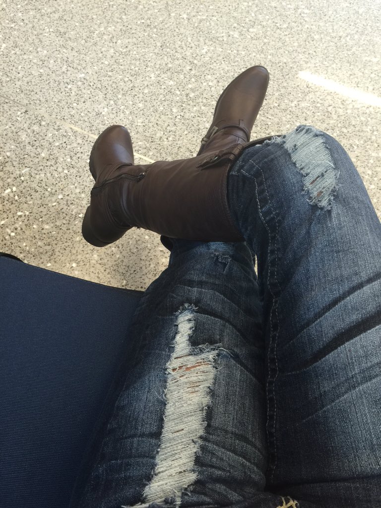 It's a little chilly today #bootsonfleek👢 #fall🍂🍃 #rippedjeans👖✂️